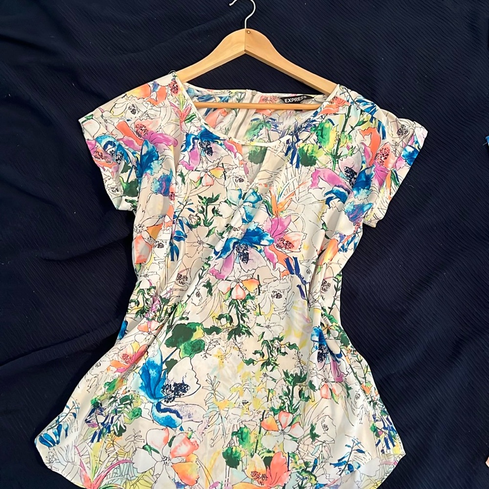 Express Women’s neon floral short sleeve top with zipper back accent. EUC Large